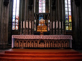 Dreikonigenschrein koeln und Altar.jpg