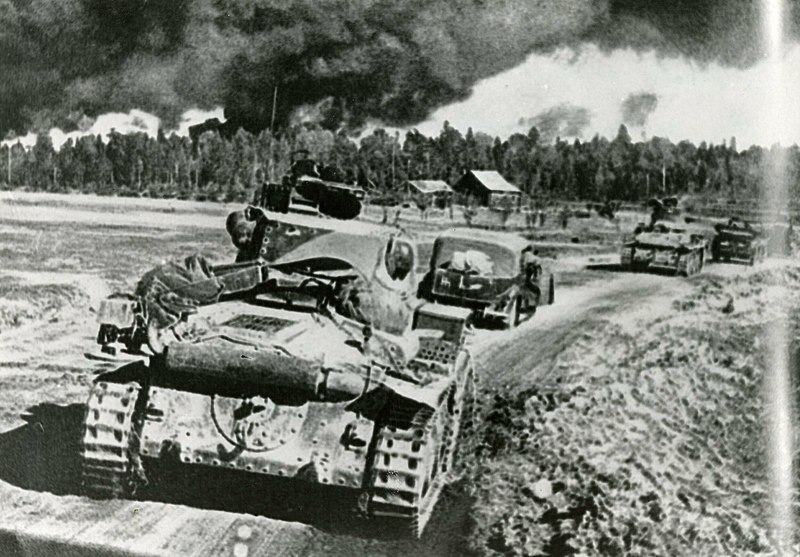 File:Duitse tanks rukken op tijdens de Kesselschlacht bij Wjasma (2155 078762b).jpg