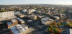 Университетският район на Spokane е изобразен в горната дясна половина на това изображение от 2015 г., гледайки на североизток от центъра на Spokane.