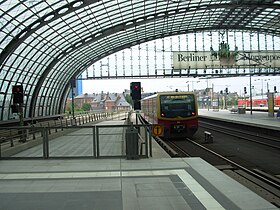 En S7 i centralstationen på väg mot Arensfelde.