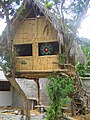 Maison de bambou à toit de palmes en Équateur.