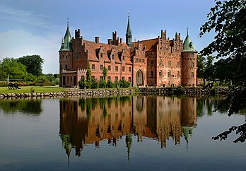 Le château d'Egeskov, sur l'île de Fionie (Danemark). (définition réelle 1 723 × 1 200)