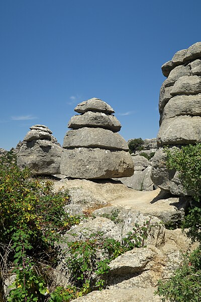 File:El Torcal de Antequera, chimeneas.jpg