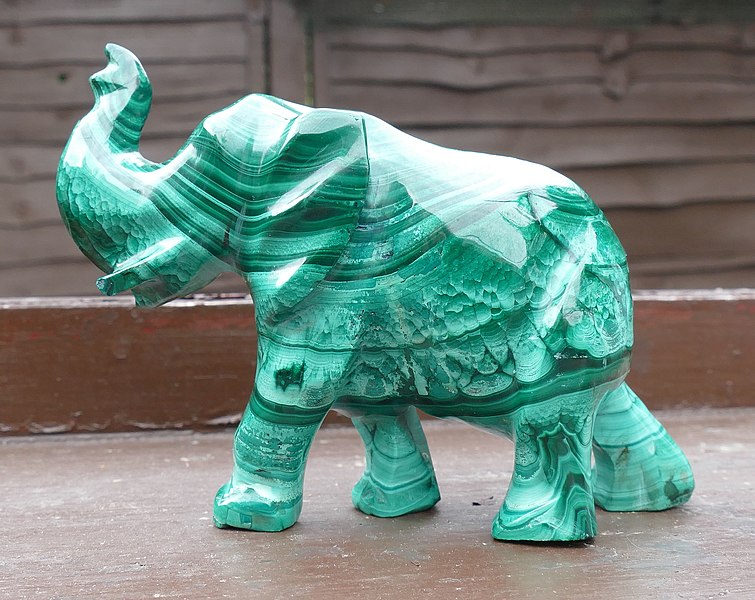 File:Elephant in malachite Length 11 cm arp.jpg