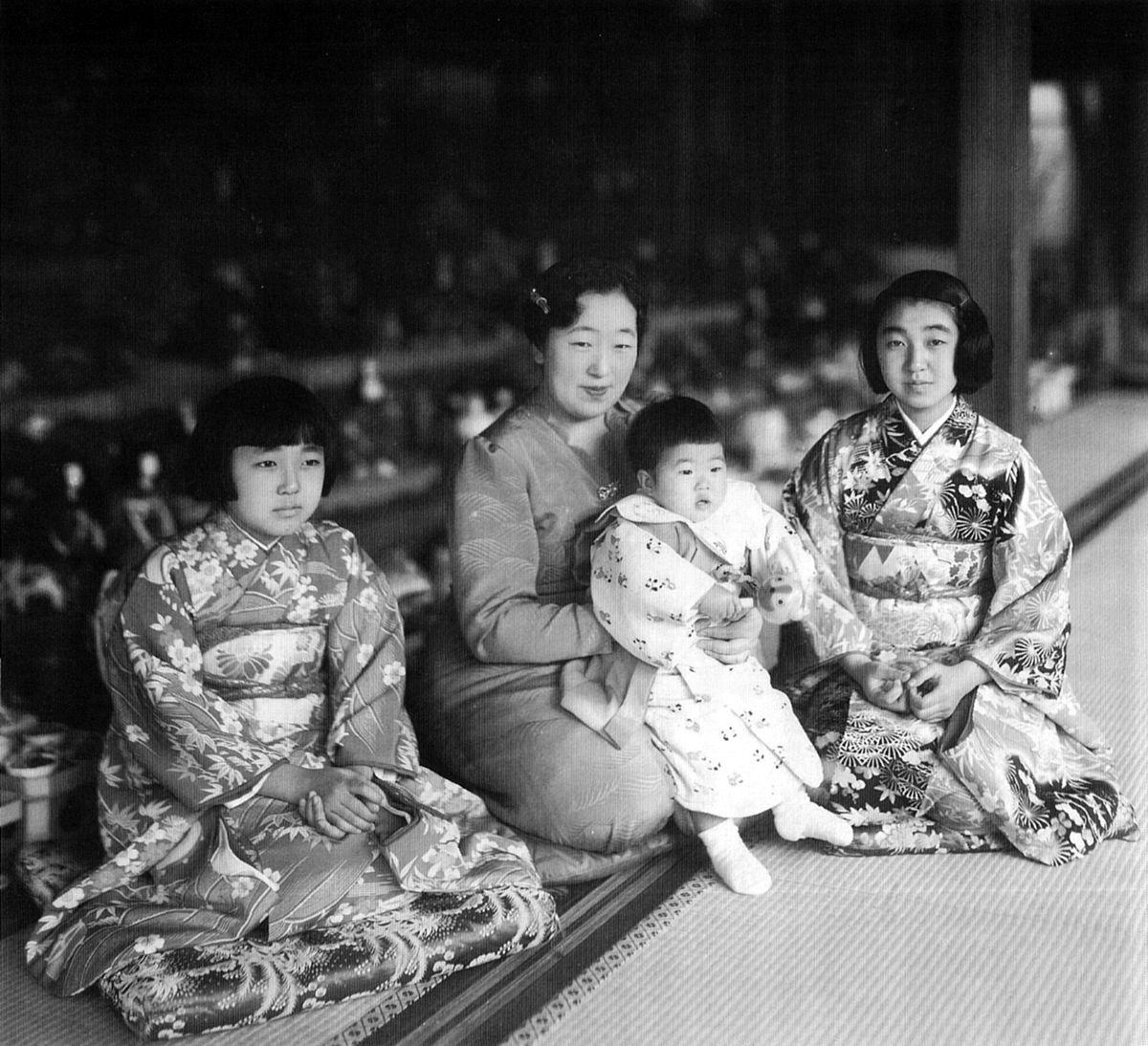 File Empress Kojun And Princesses Jpg Wikipedia