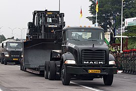 Militaire technische voertuigen in Douala.jpg