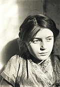 Lina Franziska Fehrmann (etwa 9 Jahre alt) auf einer Fotografie von Ernst Ludwig Kirchner (1910)