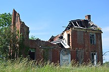 Structural failure reveals the interior layout of this house near Craigsville, Virginia. Second-floor rooms on the right side of the house feature doorways into a central hallway. Estaline Valley collapsing I-house.jpg