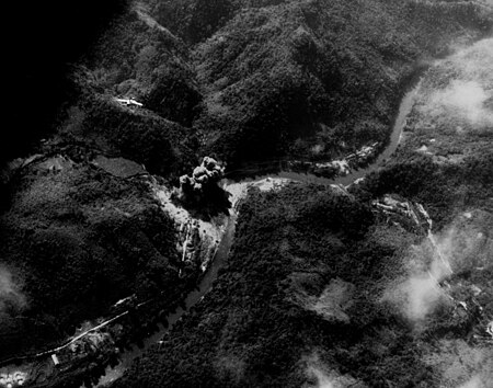 Tập tin:F-105D attacking bridge in North Vietnam 1966.jpg
