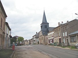 Jametz (Meuse), la rue principale et l'église