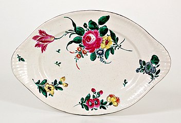 Plateau décoré du motif « rose », Bologne, manufacture Finck, dernier quart du XVIIIe siècle.