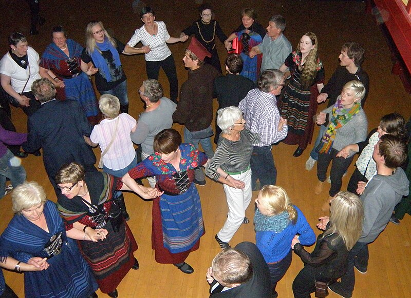 File:Faroese Chain Dance in Sjonleikarhusid on Olavsoka 2011.jpg