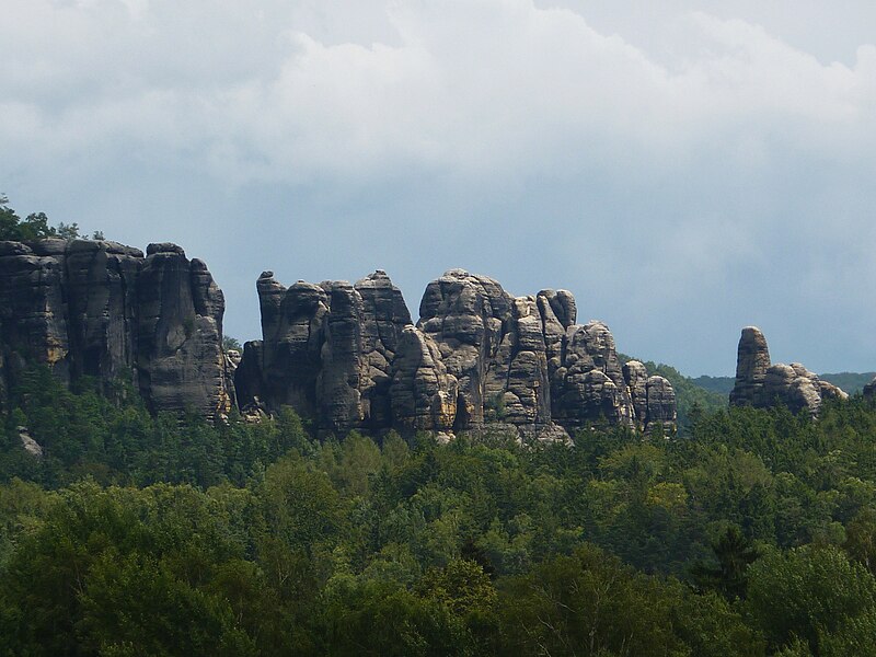 File:Felsen im Elbsandsteingebirge - Und schon wird dieser.jpg