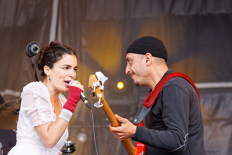 File:Festival du bout du Monde 2011 - Yael Naim en concert le 6 août- 016.jpg