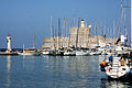 Yachten im Hafen Marina Mandraki mit der Festung Agios Nikolaos Pyrgos und dem Leuchtturm