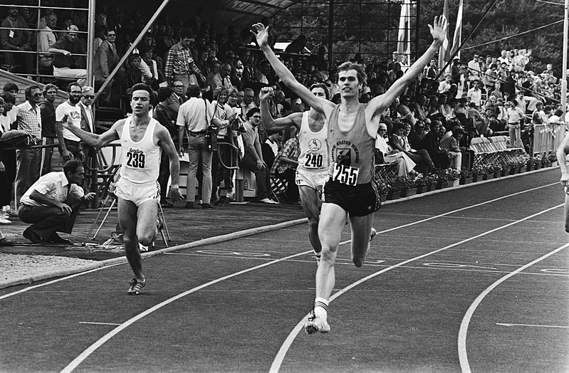 File:Finish winnaar 200 meter, Henk Brouwer, Bestanddeelnr 930-9541.jpg