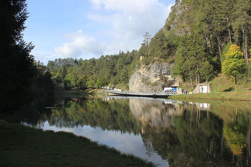 File:Fondo Lago Smeraldo.jpg