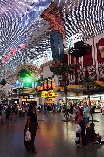 File:Fremont Street Experience - Daniel Lobo.jpg