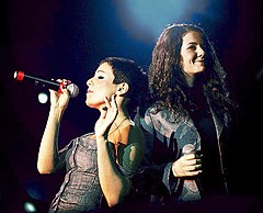 Julia junto a Lena Katina durante una actuación en el Gaudi Arena de Moscú, el 28 de octubre de 2005.