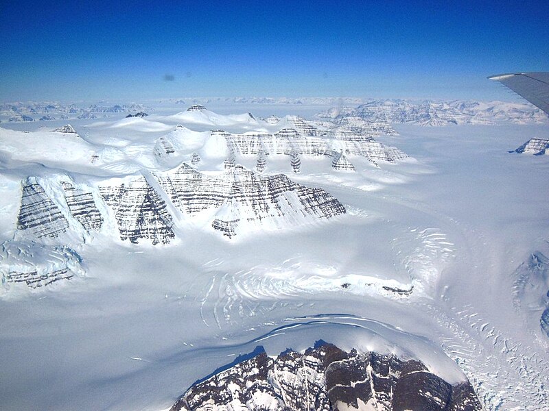 https://upload.wikimedia.org/wikipedia/commons/thumb/d/d3/Geikie_Plateau_Glacier.JPG/800px-Geikie_Plateau_Glacier.JPG