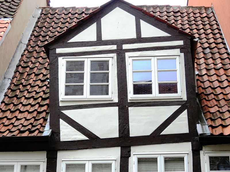 File:Gerade Fenster in schiefem Haus (Braunschweig).jpg