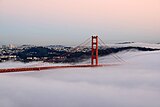 De Golden Gate Bridge en de stad San Francisco opdoemend uit de nevel