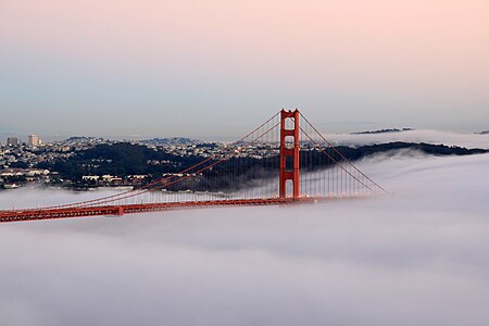 Kaliforniya'daki San Francisco Körfezi'nin girişinde, Golden Gate Boğazı üzerinde bir asma köprü olan Golden Gate Köprüsü'nde bir gün batımı. (Üreten:Mbz1)