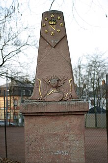 Obelisk als Abschluss des Napoleonsteins in Gonsenheim mit vergoldetem N für Napoleon, aufsitzender Kaiserkrone und acht gleichmäßig das N umgebende Empire Sterne