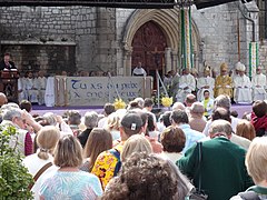 Messe sur la Place de la Basilique Saint-Jean
