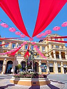 Le Palais des Congrès à Grasses dans les Alpes-Maritimes, avec la décoration onirique, faites de parapluies et de rubans roses, annonciatrice de l’événement ExpoRose.