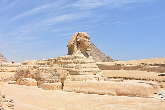 https://upload.wikimedia.org/wikipedia/commons/thumb/d/d3/Great_Sphinx_of_Giza_May_2015.JPG/580px-Great_Sphinx_of_Giza_May_2015.JPG