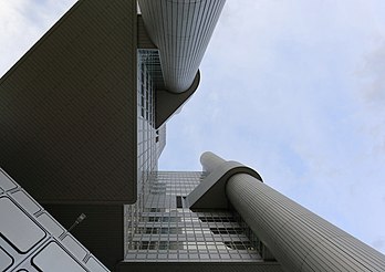 Visão inferior da Torre HVB, um edifício do HypoVereinsbank em Munique, Alemanha. (definição 5 476 × 3 878)