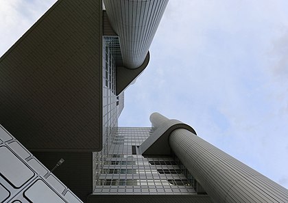 Visão inferior da Torre HVB, um edifício do HypoVereinsbank em Munique, Alemanha. (definição 5 476 × 3 878)
