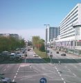 Deutsch: Die Hamburger Straße (rechts, Hamburg-Barmbek-Süd) und Oberaltenalle (links, Hamburg-Uhlenhorst) in Hamburg. Rechts im Bild das Einkaufszentrum Hamburger Straße.