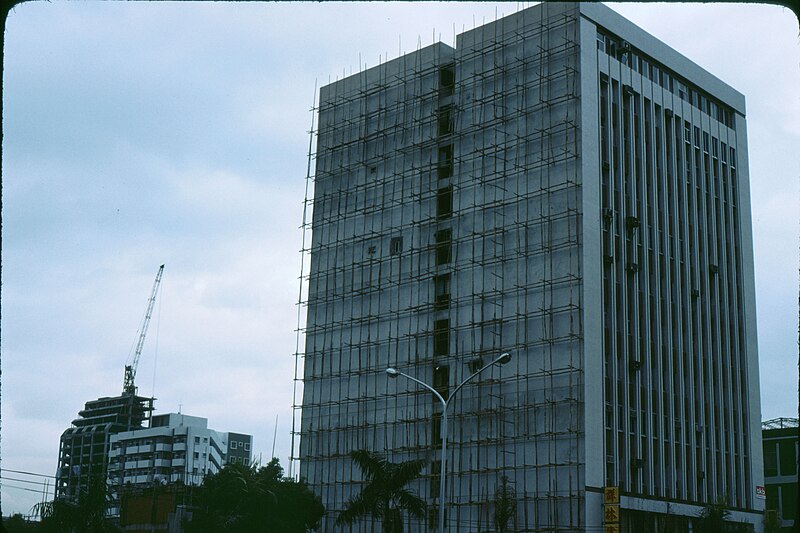 File:High rise with bamboo scaffolding from bottom to roof, Taipei 19780811 (27637366033).jpg