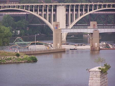 Fail:I-35W_collapsed_bridge_in_Mississippi_River_20070801.JPG