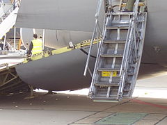 Escalera p'accesu del personal na parte delantera del avión.