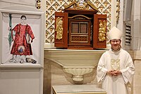 Il cardinale Luis Antonio Tagle accanto all'icona di S. Cesario di G. Guida, Cattedrale di Manila.jpg