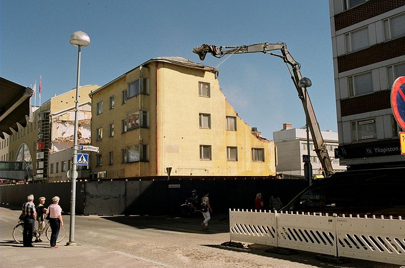 File:Isokatu 25 demolition in Oulu 20130529 002.jpg