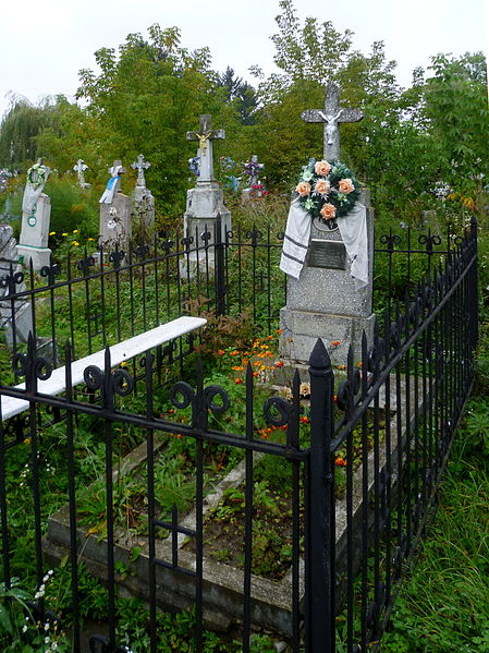File:Ivanychi Volynska-grave of Pavlo&Oleksandra Kryvenchuk.jpg