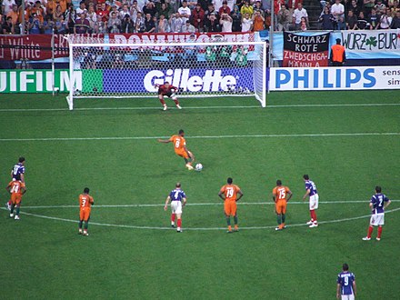 اللاعب أثناء تنفيذ ركلة جزاء في كأس العالم 2006