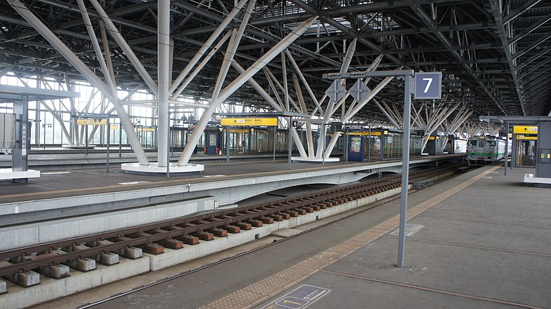 File:JR Asahikawa Station Platform (Overall).jpg