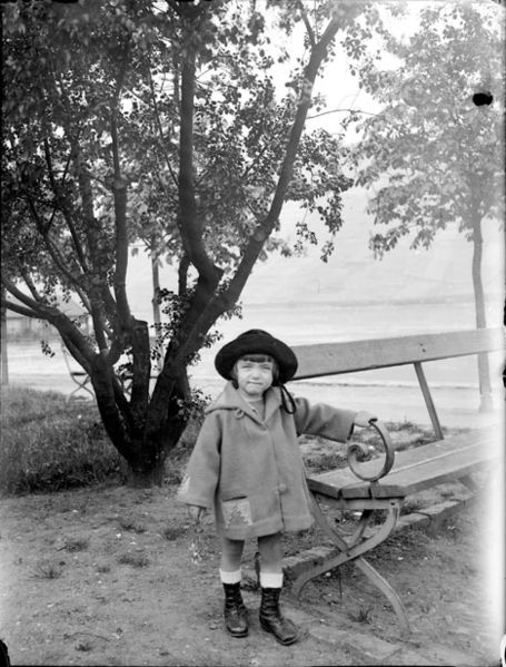 File:Jeune enfant appuyé sur un banc dans un parc (7364679558).jpg