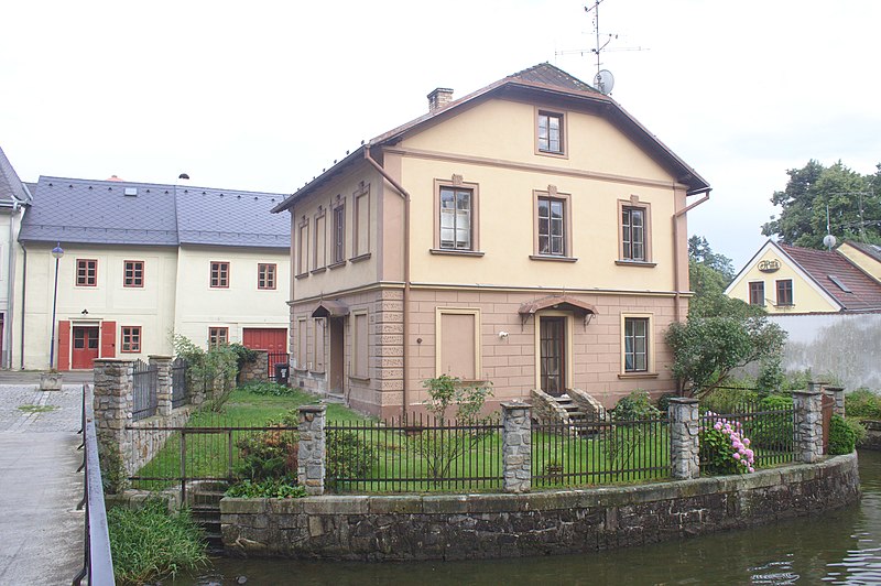 File:Jindřichův Hradec, dům na soutoku Nežárky a Hamerského potoka.jpg