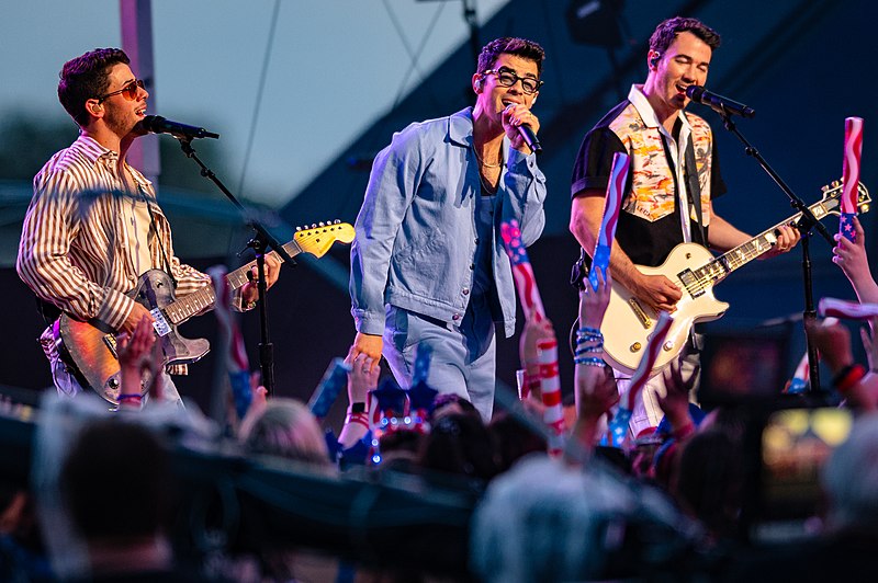 File:Jonas Brothers 4th of July Show Taping in Cleveland (51277060141).jpg
