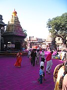 Acera coloreada de magenta, color con el que se homenajea al dios Jotiba, en un complejo de templos de Kolhapur, India