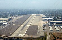 La imagen muestra principalmente la pista, con la ciudad a lo lejos.