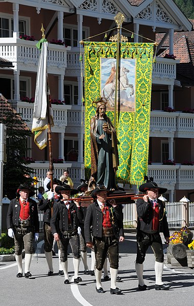 File:Kirchenfahne und Herz Jesu St. Ulrich in Gröden.JPG