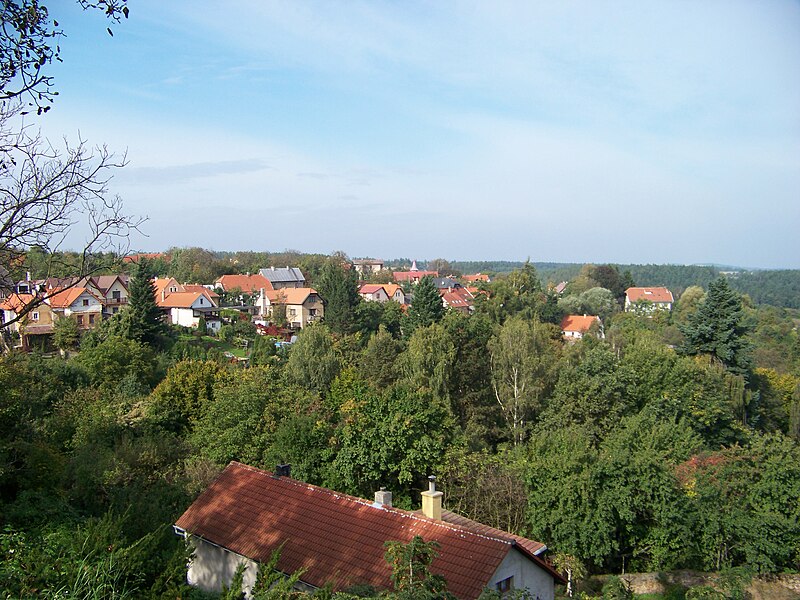 File:Kostelec nČl, výhled ze zámku k Lázeňské ulici.jpg