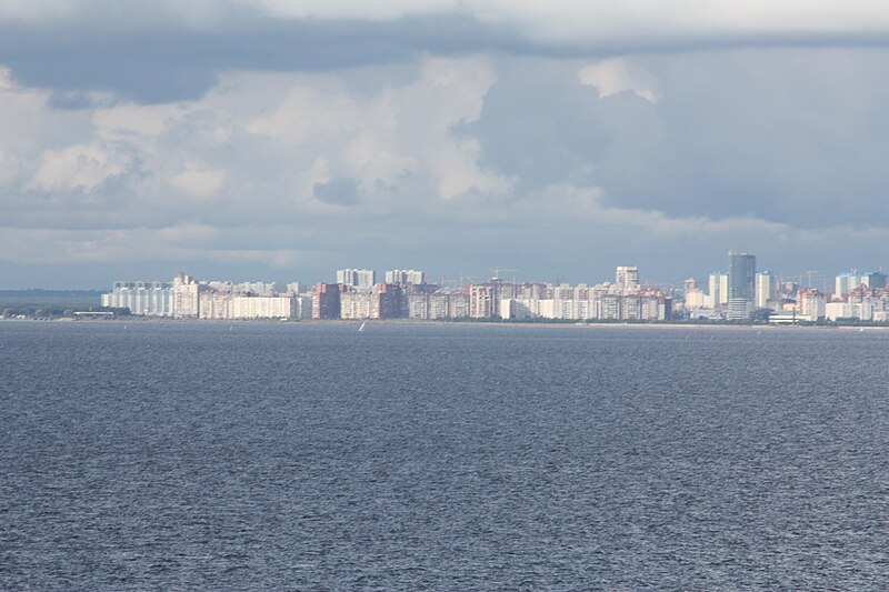 File:Kronstadt from east to west with a Cruiseship 0021.JPG